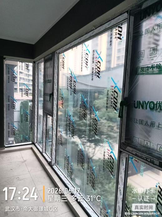 武汉系统窗封阳台实景图 武汉系统窗封阳台实景图
